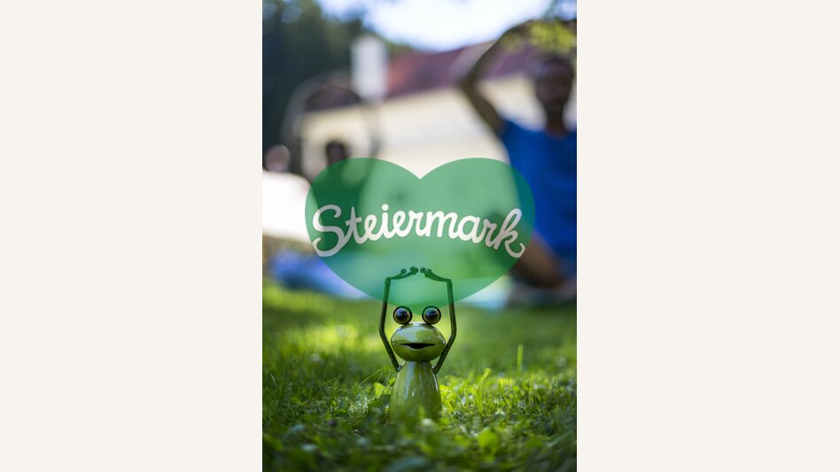 Yoga mit Steiermark-Frosch | © STG | Tom Lamm