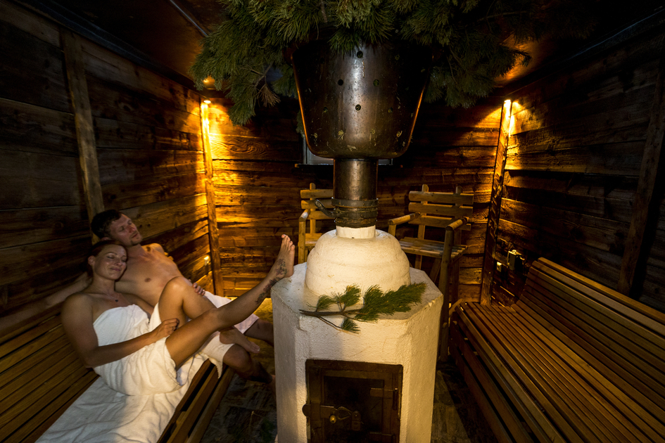 Brechel bath with a branch of the swiss stone pine at Tonnerhütte, Naturpark Zirbitzkogel-Grebenzen | © Steiermark Tourismus | Tom Lamm