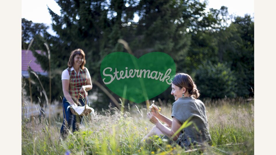 Beim Kräuter sammeln | © STG | Tom Lamm