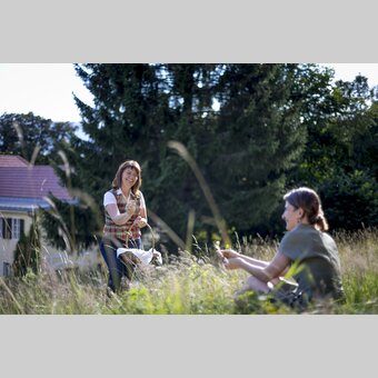 Beim Kräuter sammeln | © STG | Tom Lamm