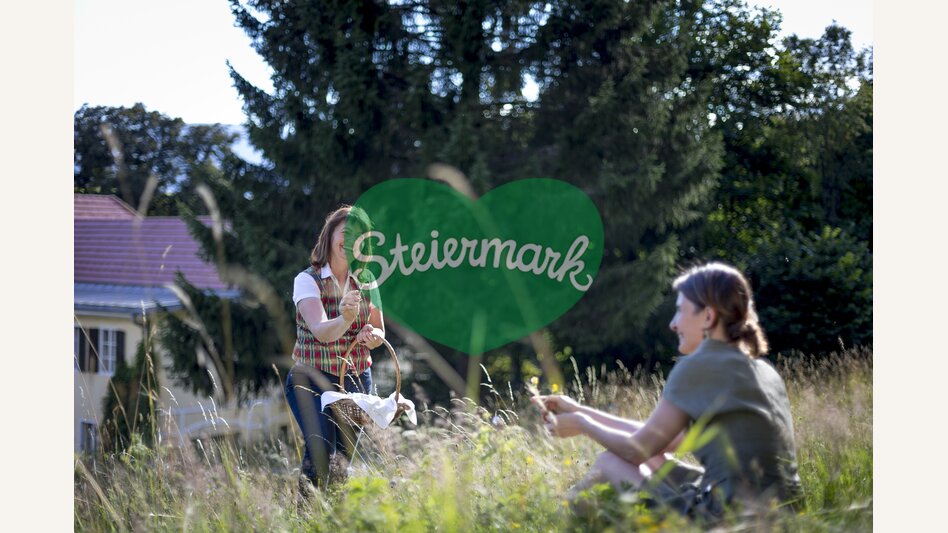 Beim Kräuter sammeln | © STG | Tom Lamm