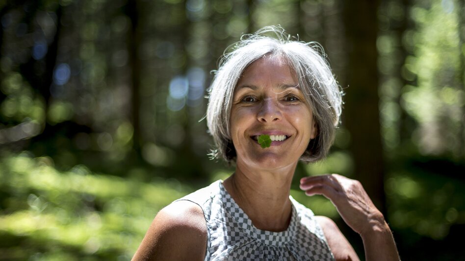 A woman is standing in the forest :-) | © Steiermark Tourismus | Tom Lamm