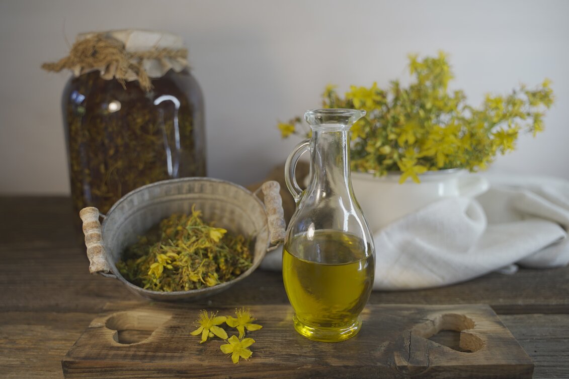 Johanniskrautöl ansetzen | © Heilthermen Resort Bad Waltersdorf | Karina Dienbauer