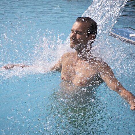 Auszeit im Thermalwasser | © STG | Punkt & Komma