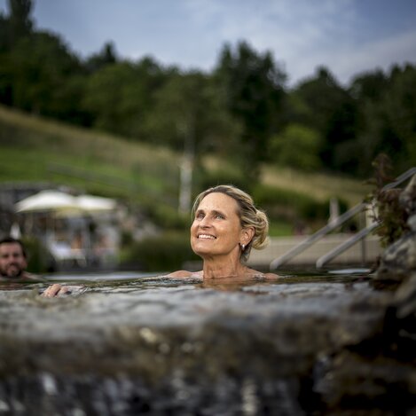 Naturbadeteich der Heiltherme Bad Waltersdorf | © STG | Tom Lamm