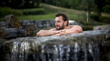 Naturbadeteich der Heiltherme Bad Waltersdorf | © STG | Tom Lamm