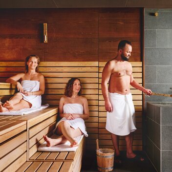 Saunaufguss | © Thermen- & Vulkanland | Michael Königshofer