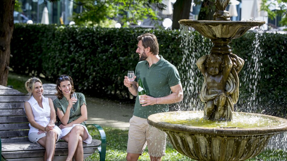 At the Johannisbrunnen fountain in the Bad Gleichenberg spa gardens | © Steiermark Tourismus | Tom Lamm