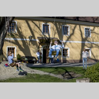 Urlaubsfreude: Bub auf Schaukel | © STG | Tom Lamm