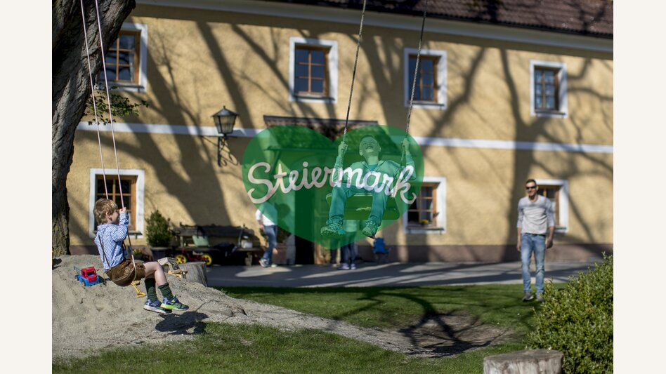 Urlaubsfreude: Bub auf Schaukel | © STG | Tom Lamm