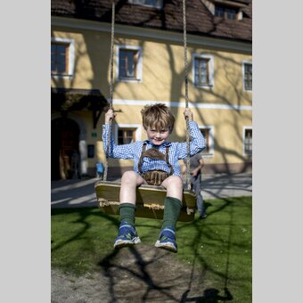 Urlaubsfreude: Bub auf Schaukel | © STG | Tom Lamm