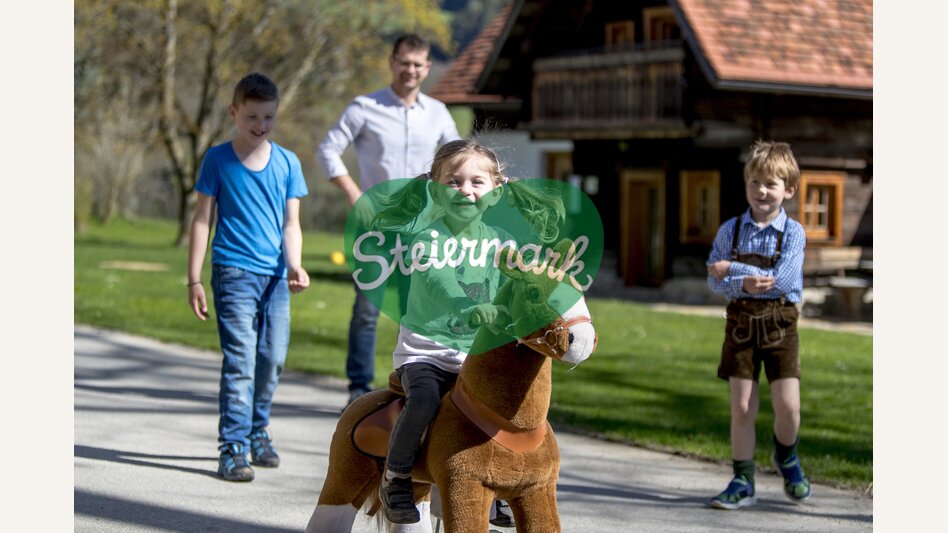 Kinder beim "Ausritt", Urlaub am Bauernhof, Zehenthof in Semriach | © STG | Tom Lamm