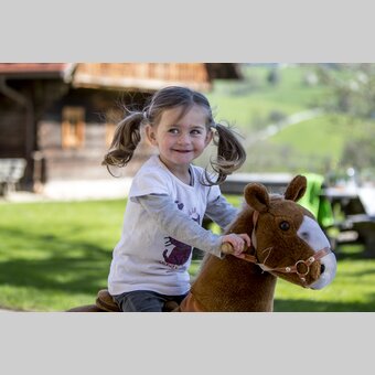Kinder beim "Ausritt", Urlaub am Bauernhof, Zehenthof in Semriach | © STG | Tom Lamm