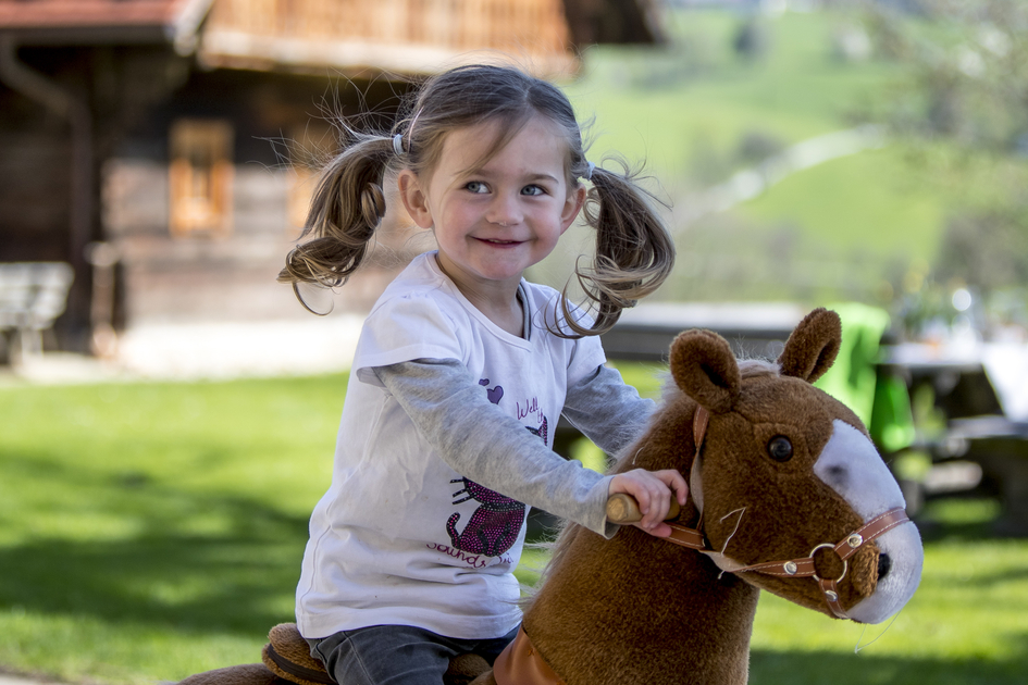 Kinder beim "Ausritt", Urlaub am Bauernhof, Zehenthof in Semriach | © STG | Tom Lamm