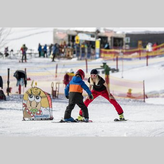 Skifahren lernen mit Skilehrer auf der Brunnalm | © STG | Tom Lamm