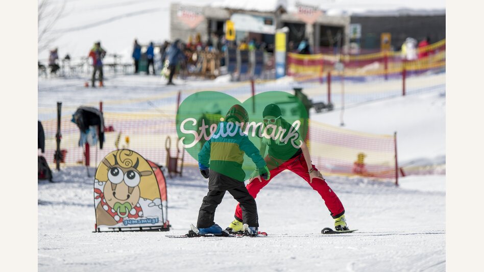 Skifahren lernen mit Skilehrer auf der Brunnalm | © STG | Tom Lamm