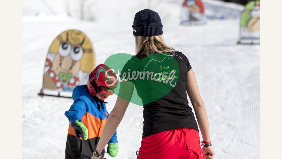 Skifahren lernen mit Skilehrer auf der Brunnalm | © STG | Tom Lamm
