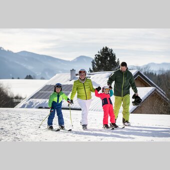 Skifahrer-Familie in der Schwabenbergarena in Turnau | © STG | Tom Lamm