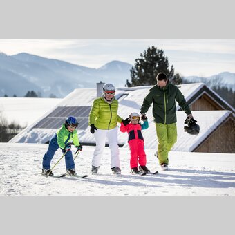 Skifahrer-Familie in der Schwabenbergarena in Turnau | © STG | Tom Lamm