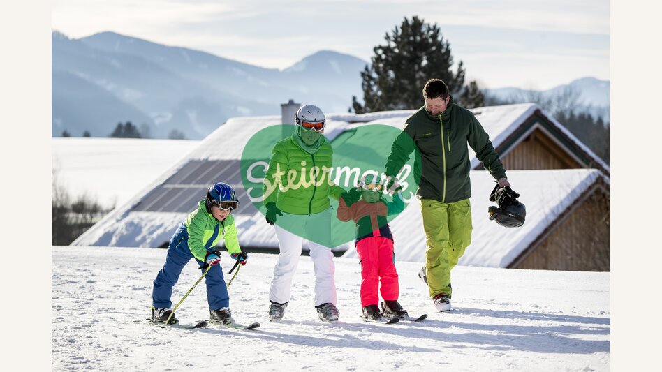 Skifahrer-Familie in der Schwabenbergarena in Turnau | © STG | Tom Lamm