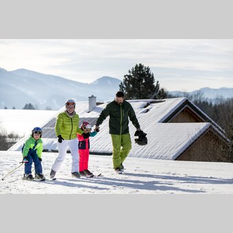 Skifahrer-Familie in der Schwabenbergarena in Turnau | © STG | Tom Lamm