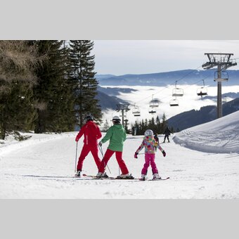 Skifahren lernen mit Skilehrer auf der Brunnalm | © STG | Tom Lamm