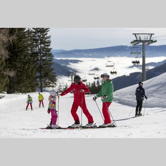 Skifahren lernen mit Skilehrer auf der Brunnalm | © STG | Tom Lamm