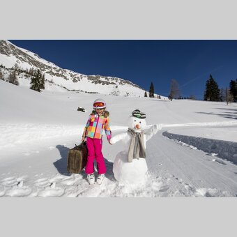 Kind mit Schneemann auf der Brunnalm | © STG | Tom Lamm