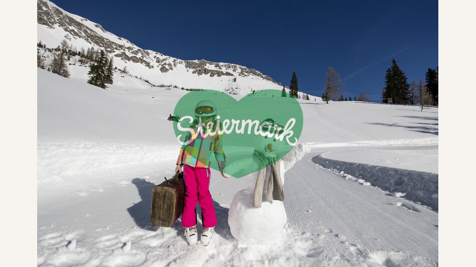 Kind mit Schneemann auf der Brunnalm | © STG | Tom Lamm