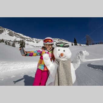 Kind mit Schneemann auf der Brunnalm | © STG | Tom Lamm
