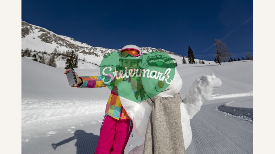 Kind mit Schneemann auf der Brunnalm | © STG | Tom Lamm