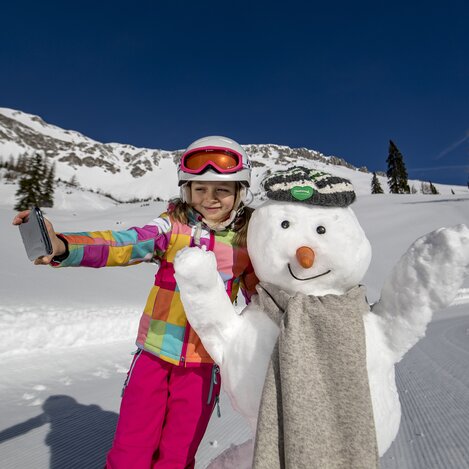 Girl with a snowman at Brunnalm-Hoheveitsch (Hochsteiermark) | © Steiermark Tourismus | Tom Lamm