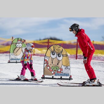 Skifahren lernen mit Skilehrer auf der Brunnalm | © STG | Tom Lamm
