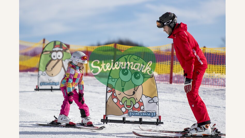Skifahren lernen mit Skilehrer auf der Brunnalm | © STG | Tom Lamm