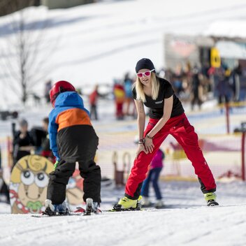 Skifahren lernen mit Skilehrer auf der Brunnalm | © STG | Tom Lamm