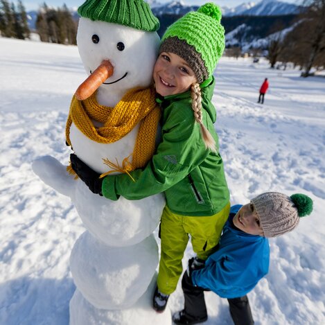 Steiermark-Schneemann wächst gegen den Himmel | © STG | Tom Lamm | Nur für Pressezwecke!