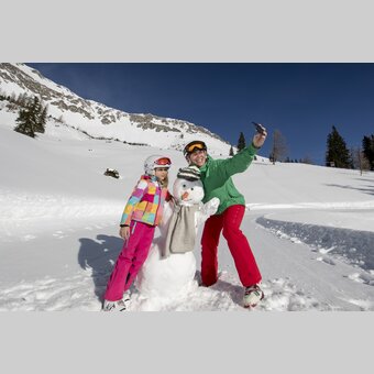 Selfie mit Schneemann auf der Brunnalm | © STG | Tom Lamm