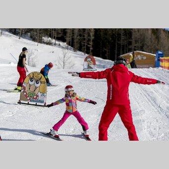 Skifahren lernen mit Skilehrer auf der Brunnalm | © STG | Tom Lamm