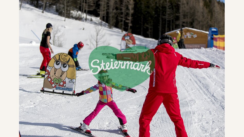Skifahren lernen mit Skilehrer auf der Brunnalm | © STG | Tom Lamm