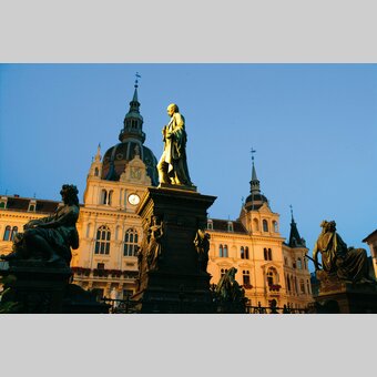Hauptplatz mit Erzherzog Johann Statue | © STG | Harry Schiffer
