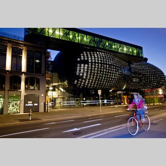 Radfahrer vorm Kunsthaus Graz | © STG | Gerhard Eisenschink