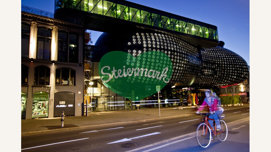 Radfahrer vorm Kunsthaus Graz | © STG | Gerhard Eisenschink