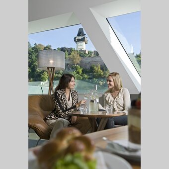 Café Freiblick mit Blick auf Uhrturm | © Graz Tourismus | Muhr
