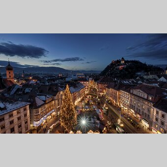 Grazer Advent mit Hauptplatz und Schlossberg | © STG | Achim Meurer