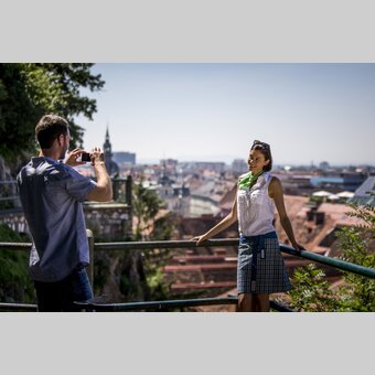 Über den Dächern von Graz auf der Schlossbergstiege | © STG | Tom Lamm
