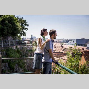 Über den Dächern von Graz auf der Schlossbergstiege | © STG | Tom Lamm