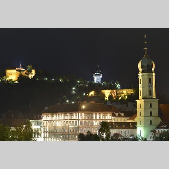 Graz bei Nacht mit Franziskanerkirche, Uhrturm und Bastei | © STG | Thorsten Brönner