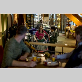 Mit Tracht mehr denn je gut gekleidet. Kaufhaus Caj. Arzberger in Mariazell, seit 1871 | © STG | Tom Lamm