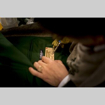 Personalisierte Lodenjanker. Gabi Arzberger im Kaufhaus Caj. Arzberger in Mariazell, seit 1871 | © STG | Tom Lamm