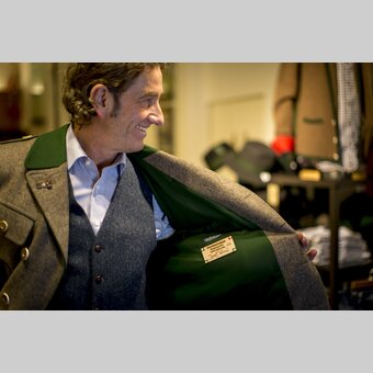 Personalisierte Lodenjanker im Kaufhaus Caj. Arzberger in Mariazell, seit 1871 | © STG | Tom Lamm